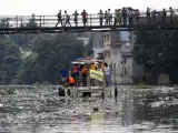 Activistas de Greenpeace navegan en una barca por el río Pásig, en Manila (Filipinas). Según un estudio realizado por un grupo de científicos e investigadores del medioambiente, los desechos plásticos mal gestionados en este país han alcanzado los 1,88 millones de megatoneladas (MMT) al año.