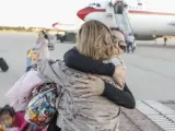 Un abrazo en el momento de la llegada de los repatriados españoles de la isla de San Martín afectados por el huracán Irma.