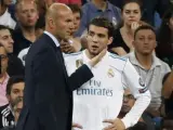 Mateo Kovacic y Zinedine Zidane charlan después de la lesión del croata en el partido entre Real Madrid y Apoel.
