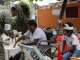 Miembros del Ejército mexicano reparten alimentos y agua en Ixtaltepec, Oaxaca.