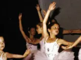 Cuando la reina estudiaba en el colegio La Gesta de Oviedo asisti&oacute; a clases de ballet (es la ni&ntilde;a de la derecha).