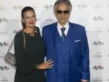 El tenor italiano Andrea Bocelli, con su esposa, Veronica Berti, durante una gala benéfica en Roma.