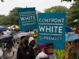 Participantes en la "Marcha para hacer frente al supremacismo blanco", cerca del monumento a Martin Luther King, en Washington DC. La marcha de protesta recorrió 122 millas durante diez días, entre Charlottesville, Virginia, y la capital del país.