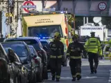 Miembros de los servicios de emergencia acordonan la zona de la estación de metro Parsons Green, en Londres (Reino Unido). Varios pasajeros han resultado con heridos con quemaduras en el rostro por una explosión ocurrida en el interior de uno de los trenes.