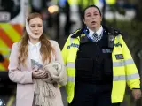 Una agente de policía escolta a una herida en los alrededores de la estación de metro Parsons Green, en Londres (Reino Unido). Varios pasajeros han resultado con quemaduras en el rostro por una explosión en uno de los vagones.