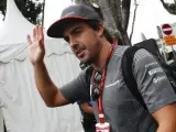 Fernando Alonso, saludando a los fans en el circuito de Singapur.