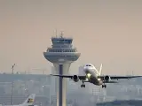Un avión aterriza en el aeropuerto Adolfo Suárez Madrid-Barajas. (afp)
