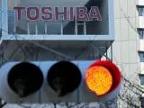 Imagen del 16 de febrero de 2017 que muestra el logo de Toshiba en la sede de la empresa en Tokio (KAZUHIRO NOGI / AFP)