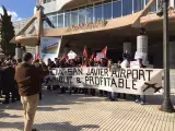 Medio centenar de personas se manifiestan ante la Asamblea contra el cierre de San Javier