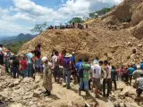 Un segundo derrumbe en la mina de Cuculmeca dificulta las labores de búsqueda de los dos mineros enterrados
