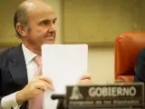 (Ampl.) De Guindos niega que se vaya a producir una "escabechina" en las plantillas de Bankia y BMN