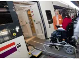 Renfe supera las 800.000 asistencias a personas con discapacidad en Andalucía durante los diez años del servicio Atendo