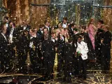 El equipo de producción y los actores de Spotlight celebrando el Oscar a la mejor película.