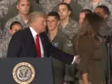 Donald Trump despide a Melania Trump tras un discurso de la primera dama en una base de la Fuerza A&eacute;rea.