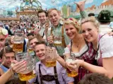 Un grupo de jóvenes alemanes posa con sus jarras en la edición de 2015 del Oktoberfest.