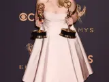 La actriz Elisabeth Moss, protagonista de la serie dramática The Handmaid's Tale, posa sonriente con sus dos Emmy logrados en la edición 69 de estos premios de la televisión.