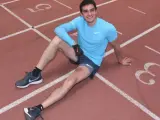 Bruno Hortelano sonríe en la pista de atletismo.