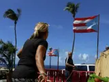 Un grupo de personas protege su propiedad en San Juan, Puerto Rico, como preparativos ante la llegada del huracán María.