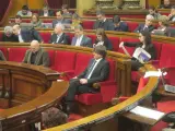 El Parlament pide una "policía fiscal" y un salario mínimo de 1.000 euros