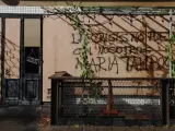 Vista de un grafiti en sobre unas planchas que protegen un local, en el que se lee "la crisis no puede con nosotros, María tampoco", en una calle de San Juan (Puerto Rico).