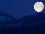 La luna llena se oculta tras los Alpes suizos en Charrat, en el cantón de Valais (Suiza) al amanecer.