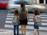 Tres estudiantes de camino al colegio.