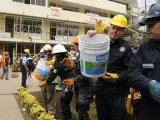 Miembros de la Marina realizan labores de rescate entre los escombros del destruido Colegio Enrique Rébsamen, en Ciudad de México.