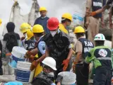 Brigadistas y voluntarios en las labores de rescate en un edificio colapsado en la Ciudad de México.