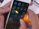 Captura del vídeo en el que se somete a un iPhone 8 a diferentes pruebas para comprobar su resistencia.