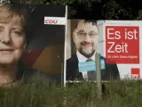Vista de dos carteles electorales en los que aparecen la canciller alemana y líder de la Unión Cristianodemócrata, Angela Merkel, y su rival, el aspirante socialdemócrata, Martin Schulz.