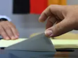 Un hombre deposita su voto durante la jornada electoral en Alemania.