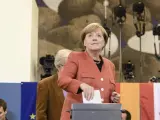 La canciller alemana Angela Merkel emitió su voto en una mesa de votación en Berlín, Alemania-