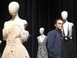 El diseñador vasco Ion Fiz, junto a unos maniquíes, tras ofrecer una rueda de prensa con motivo de celebrar el 15 aniversario de su carrera profesional con un desfile de hoy en el Museo Guggenheim.