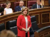Báñez pide al PSOE que respete a los sindicatos y a la patronal en la negociación de salarios