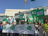 Unos 300 profesionales convocados por sindicatos sanitarios andaluces se concentran en defensa de las 35 horas semanales