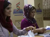 Miembros del comité cuentan los votos tras la celebración del referéndum de independencia del Kurdistán en un colegio electoral de Erbil.