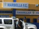 Registro de la Guardia Civil en las instalaciones del estadio del Marbella F. C.