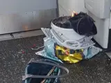 Un cubo blanco ardiendo, del que salen unos cables, dentro de una bolsa de supermercado, en uno de los vagones del metro en el que se ha producido una explosión en la estación de Parsons Green, en Londres.