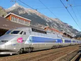 Un tren de alta velocidad (TGV) francés, fabricado por la compañía Alstom, en la ruta entre París y Milán.