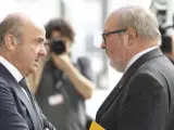 Luis de Guindos dialoga con el diputado de Esquerra Republicana de Cataluña Joan Capdevila en el Congreso.