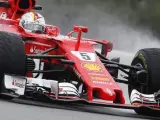 Vettel, sobre la pista mojada en los entrenamientos libres del GP de Malasia de Fórmula 1.