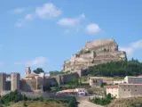 Vista de Morella, coronada por su robusto castillo.