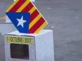 Una urna situada frente a la sede del Tribunal Superior de Justicia de Cataluña (TSJC).