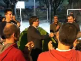 El presidente Carles Puigdemont saluda a los que pasan la noche en un colegio antes del 1-O