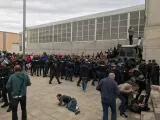 Guardia Civil entra en el punto de votación del presidente Puigdemont el 1-O.