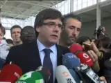 El president de la Generalitat, Carles Puigdemont, ha visitado el pabellón deportivo habilitado en Sant Julià de Ramis, en Girona, como centro de votación para el referéndum de este domingo.