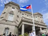 Vista de la bandera cubana que ondea en la que será la embajada del país en Washington, Estados Unidos.