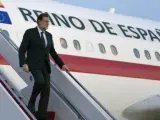 Rajoy baja de su avión oficial a su llegada a Washington para su entrevista con el presidente de EE UU, Donald Trump.