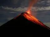 El volcán de Fuego en una foto de archivo de una erupción anterior.