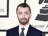 Sam Smith posa a su llegada para la ceremonia de entrega de los 58 premios Grammy de 2016 en el Staples Center de Los Ángeles, California (EE UU).